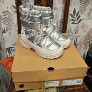 UGG YOSE PUFFER MID Argento n.38 – Stivale Impermeabile Imbottito con Suola White Spider Rubber | Emanuella_P Second Hand Luxury Milano