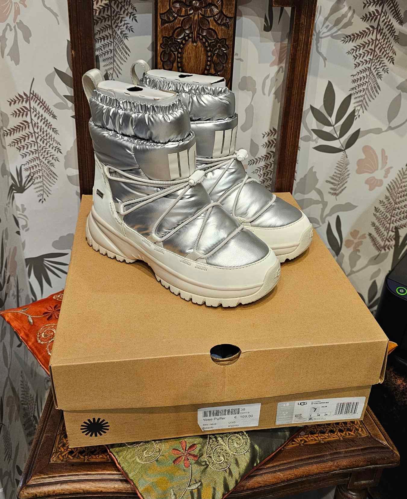 UGG YOSE PUFFER MID Argento n.38 – Stivale Impermeabile Imbottito con Suola White Spider Rubber | Emanuella_P Second Hand Luxury Milano