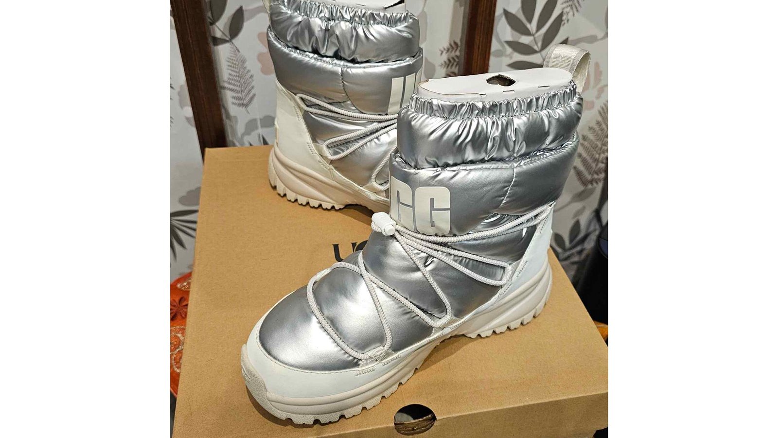 UGG YOSE PUFFER MID Argento n.38 – Stivale Impermeabile Imbottito con Suola White Spider Rubber | Emanuella_P Second Hand Luxury Milano - immagine 2