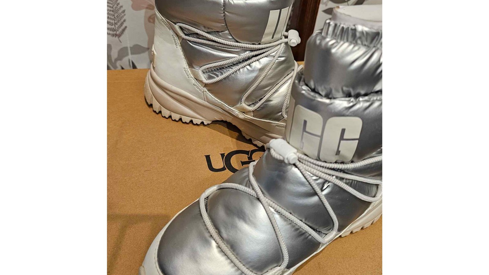 UGG YOSE PUFFER MID Argento n.38 – Stivale Impermeabile Imbottito con Suola White Spider Rubber | Emanuella_P Second Hand Luxury Milano - immagine 3